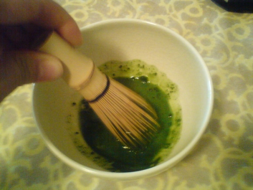 este é um batedorzinho de bambu exclusivo para dissolver o matcha na água quente, usado nas cerimônias do chá